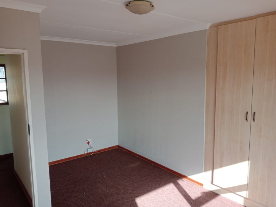 To Let 4 Bedroom Property for Rent in Langenhovenpark Free State